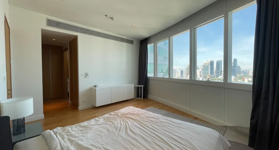 For rent 3 bedrooms condo in Khlong Toei, Bangkok