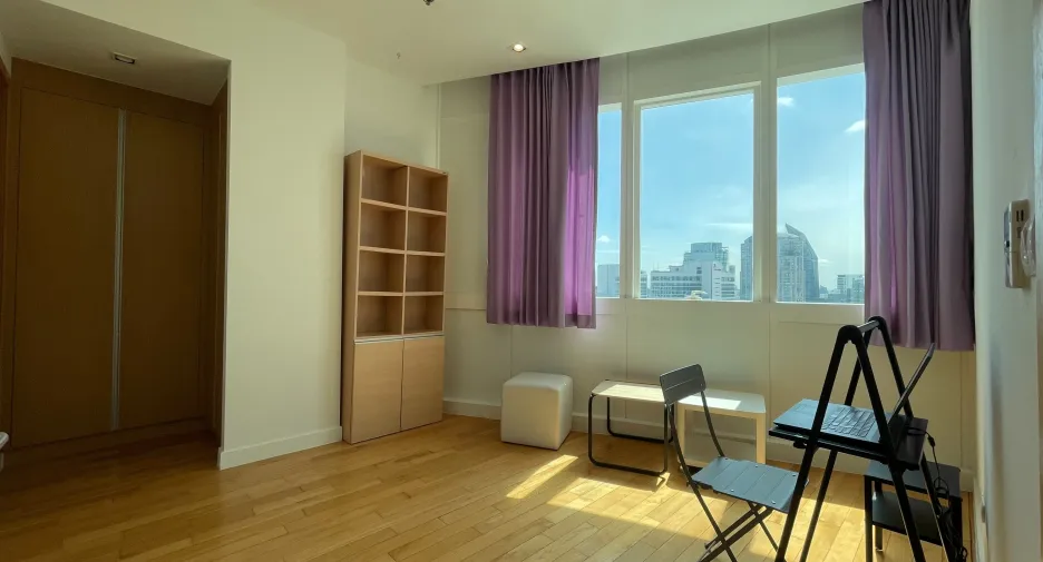 For rent 3 bedrooms condo in Khlong Toei, Bangkok