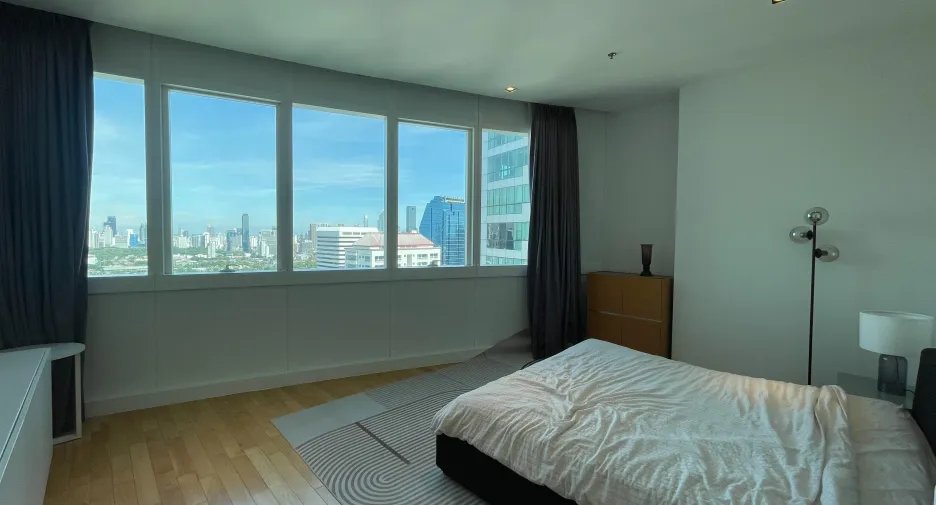 For rent 3 bedrooms condo in Khlong Toei, Bangkok