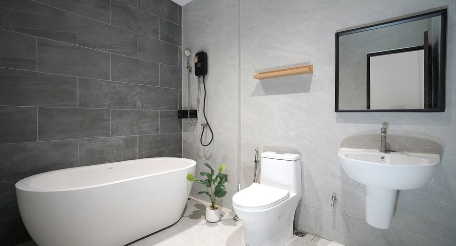 For rent 3 bedrooms house in Huai Khwang, Bangkok