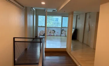 À louer 2 chambres local commercial à Huai Khwang, Bangkok