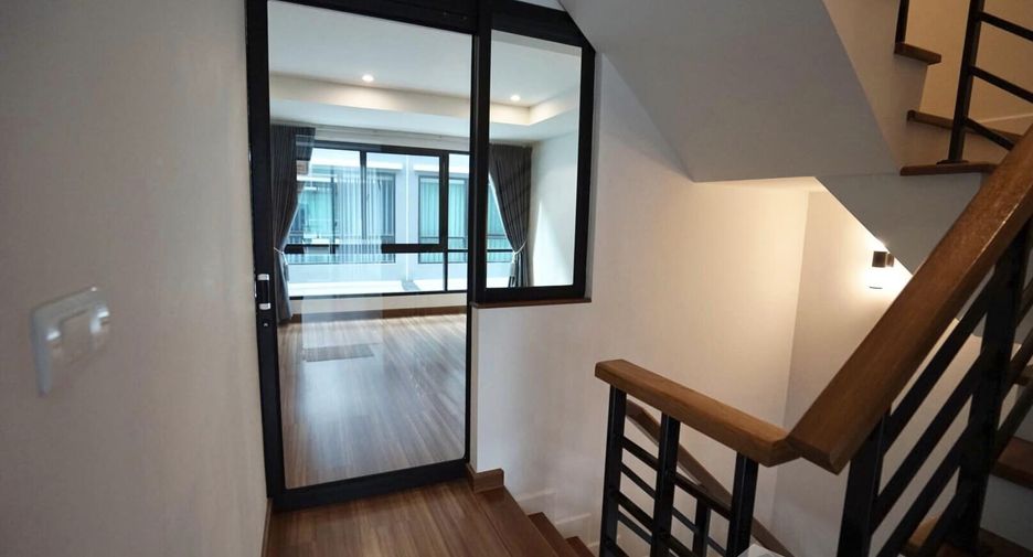 For rent 4 bedrooms house in Bang Kapi, Bangkok