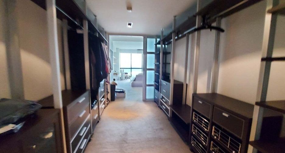 Condo en alquiler de 3 habitaciones en Yan Nawa, Bangkok