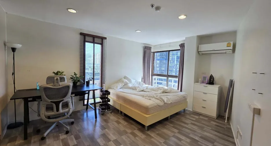 For rent 2 bedrooms condo in Sathon, Bangkok