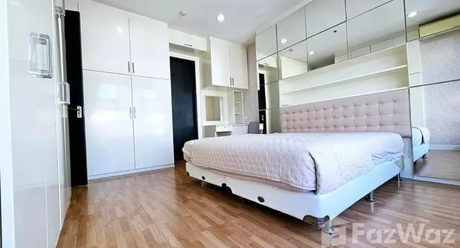 For rent 3 bedrooms condo in Phaya Thai, Bangkok