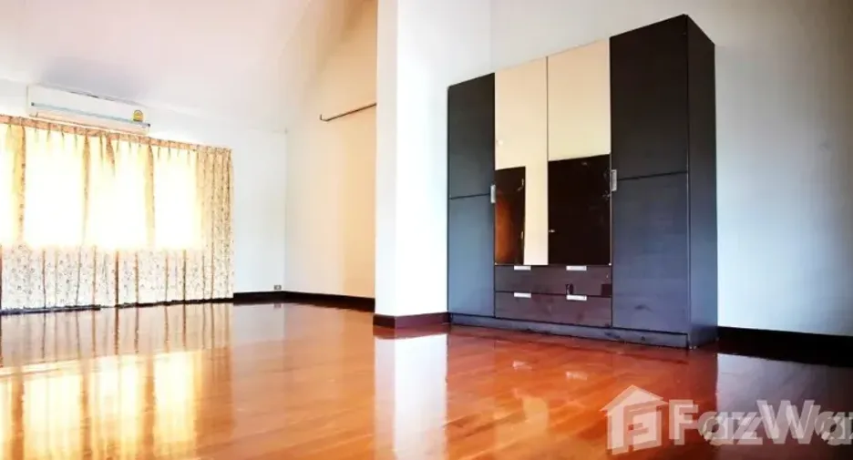 For rent 2 bedrooms house in Watthana, Bangkok