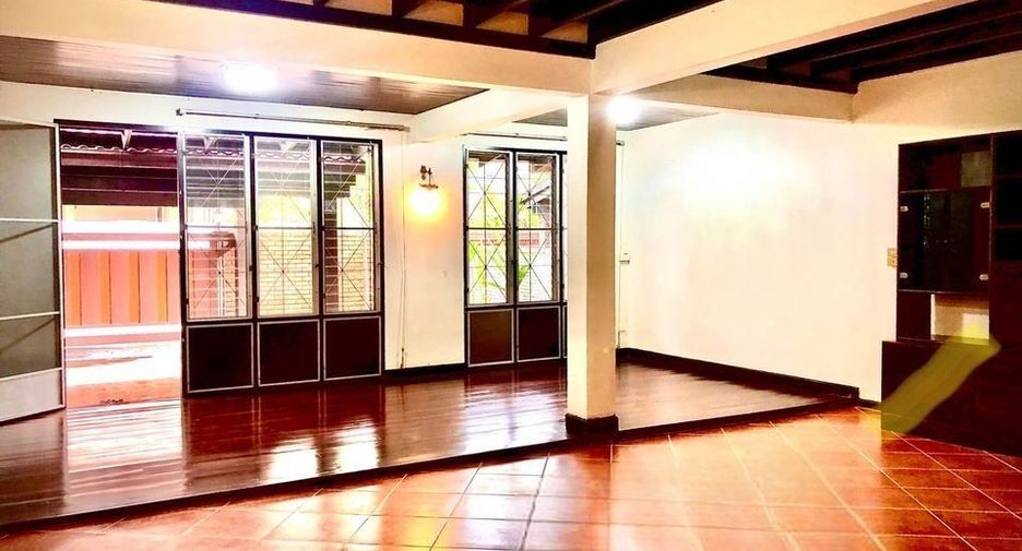 For rent 2 bedrooms house in Watthana, Bangkok