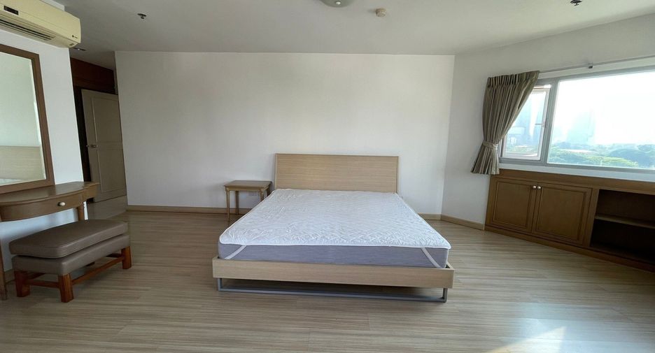 For rent 3 bedrooms apartment in Khlong Toei, Bangkok