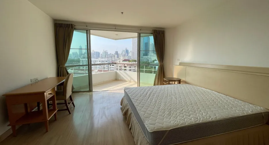 For rent 3 bedrooms apartment in Khlong Toei, Bangkok