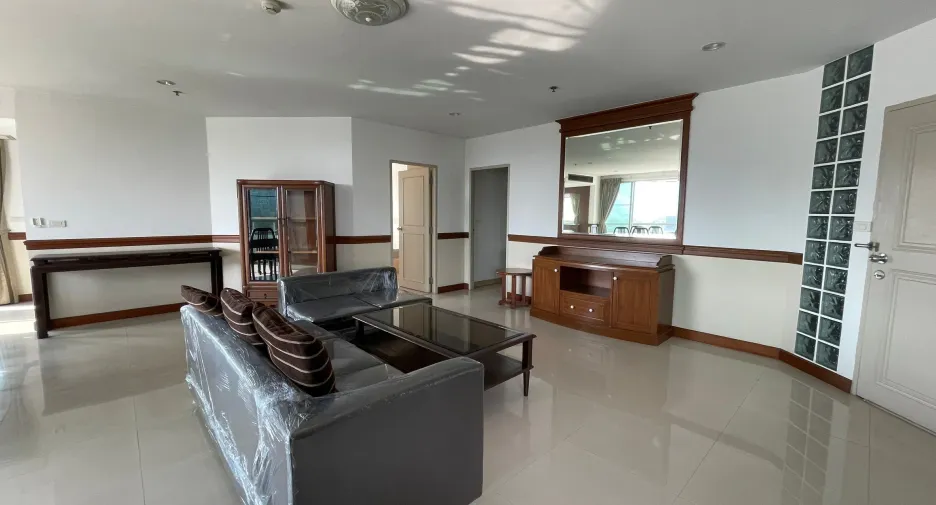 For rent 3 bedrooms apartment in Khlong Toei, Bangkok