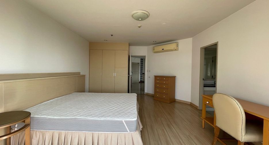 For rent 3 bedrooms apartment in Khlong Toei, Bangkok