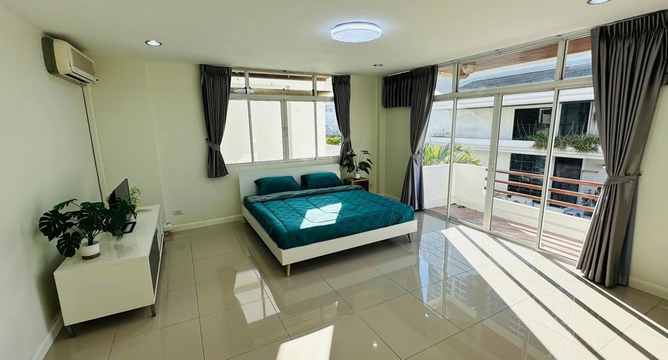 For rent 5 bedrooms house in Watthana, Bangkok