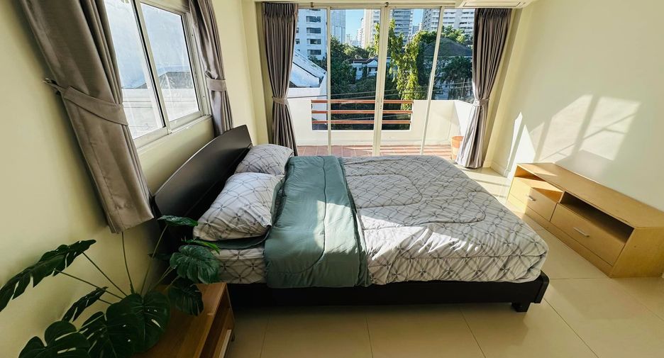 For rent 5 bedrooms house in Watthana, Bangkok