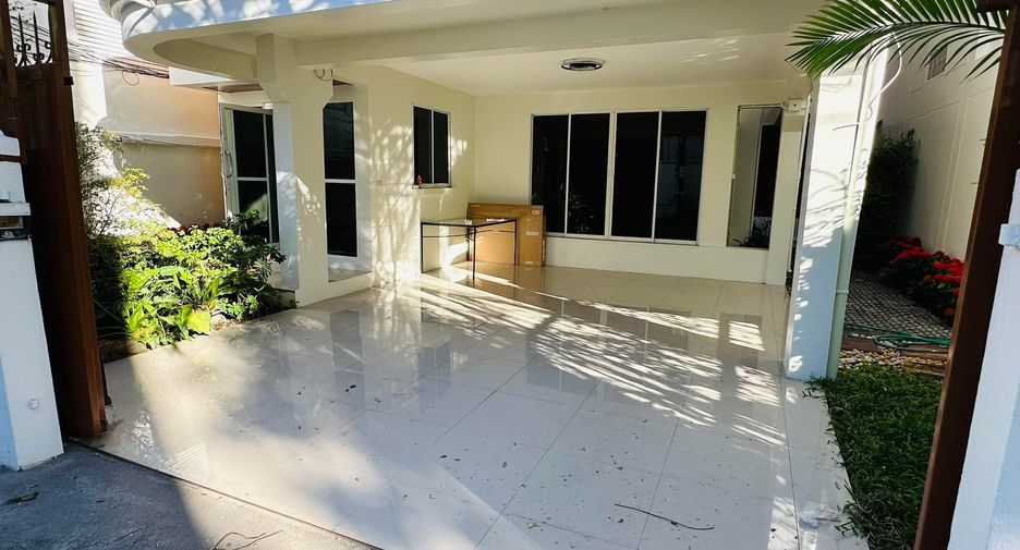 For rent 5 bedrooms house in Watthana, Bangkok