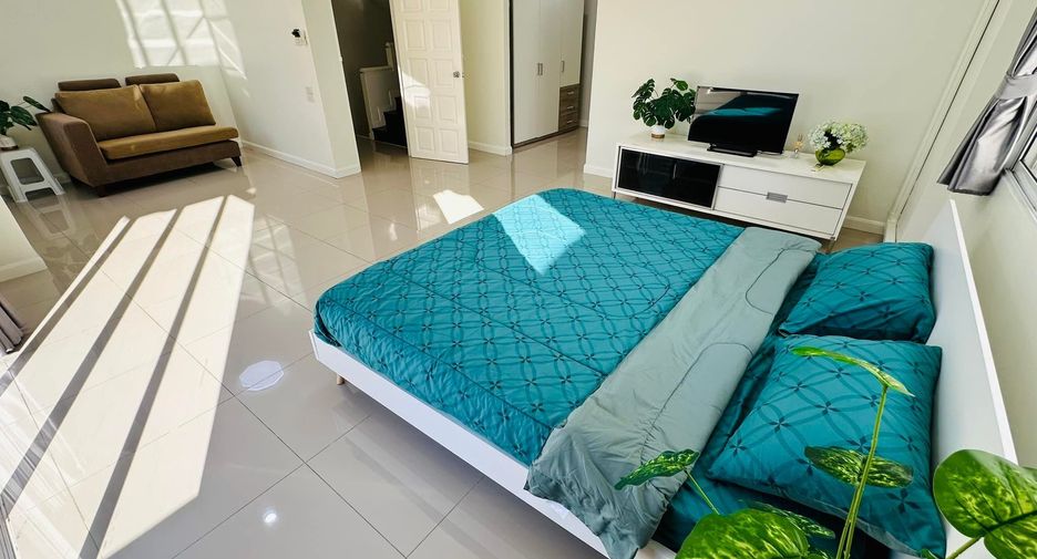 For rent 5 bedrooms house in Watthana, Bangkok