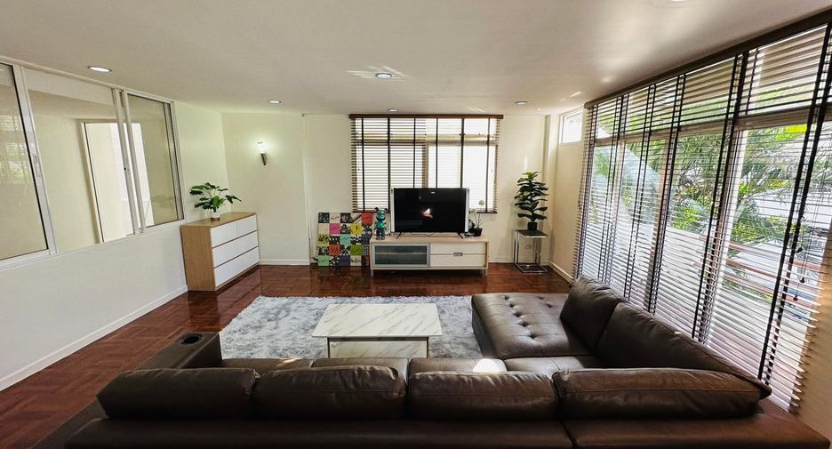 For rent 5 bedrooms house in Watthana, Bangkok
