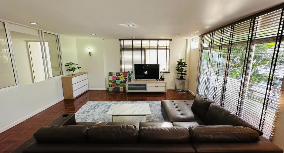 For rent 5 bedrooms house in Watthana, Bangkok