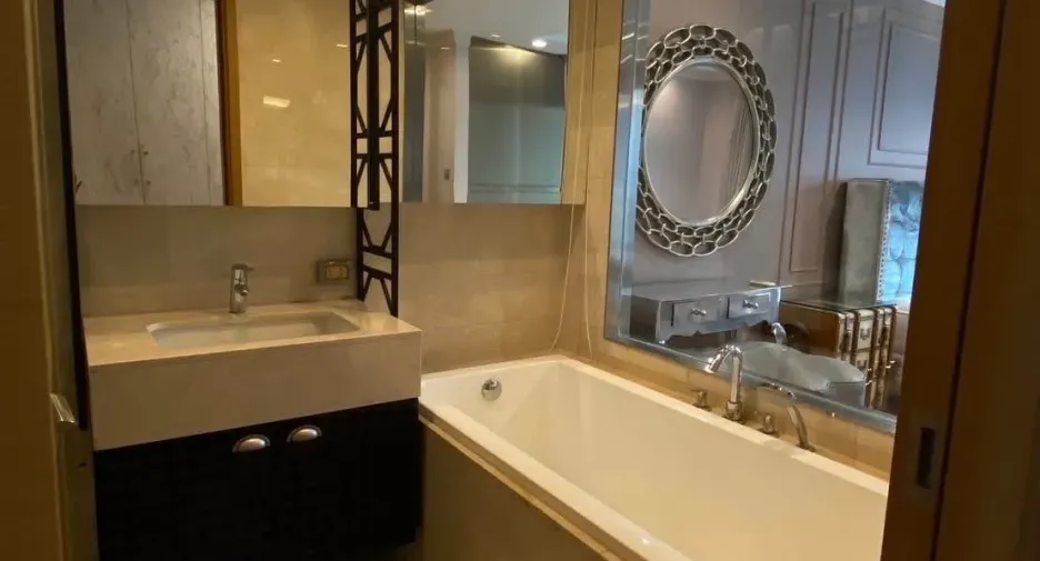 For rent 2 bedrooms condo in Pathum Wan, Bangkok