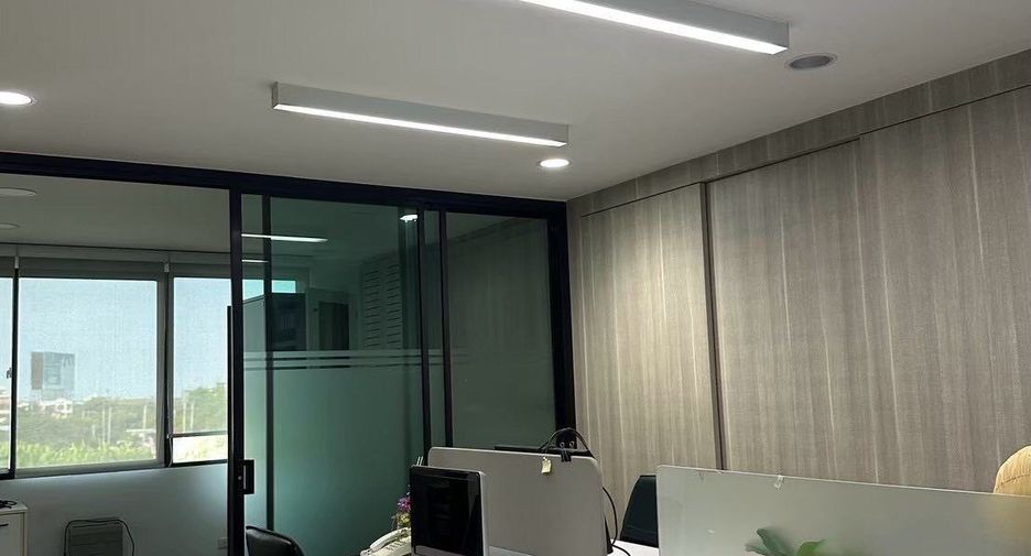 Oficina en alquiler de 4 habitaciones en Bueng Kum, Bangkok