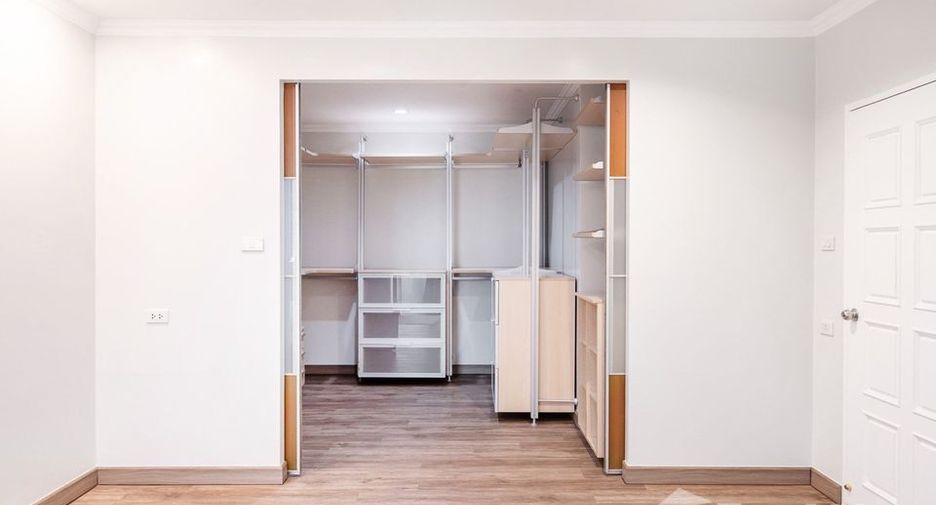 Wohnung zur Miete mit 3 Zimmer in Watthana, Bangkok