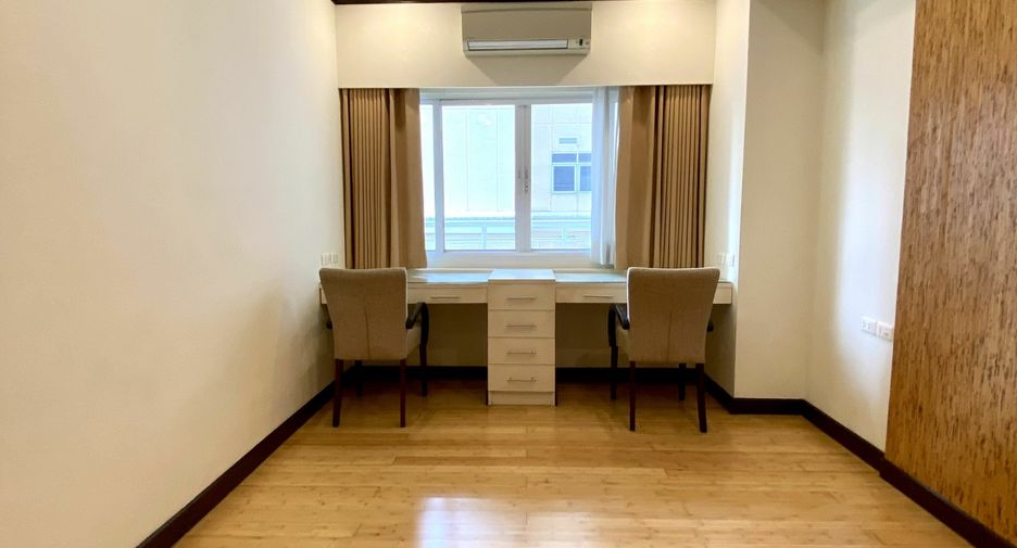 For rent 3 bedrooms condo in Khlong Toei, Bangkok