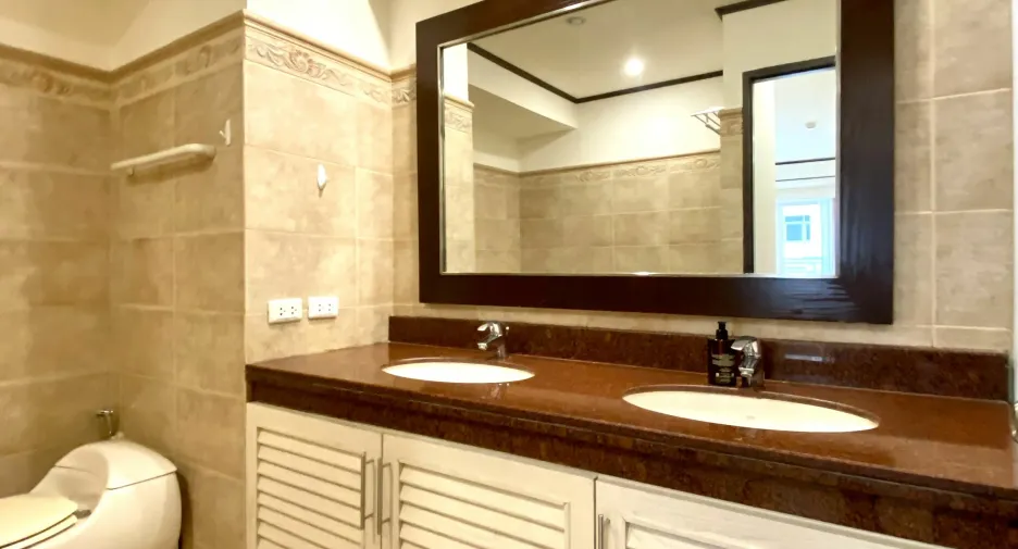 For rent 3 bedrooms condo in Khlong Toei, Bangkok