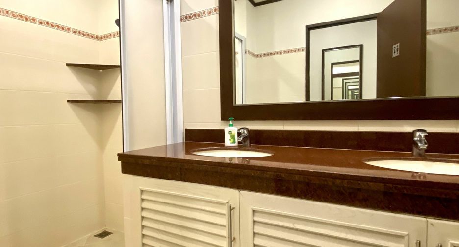 For rent 3 bedrooms condo in Khlong Toei, Bangkok