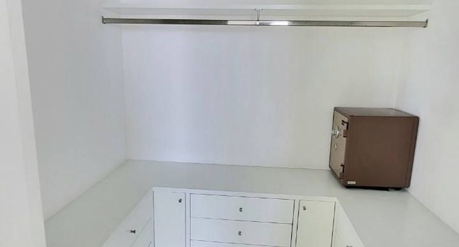 For rent 2 bedrooms condo in Yan Nawa, Bangkok