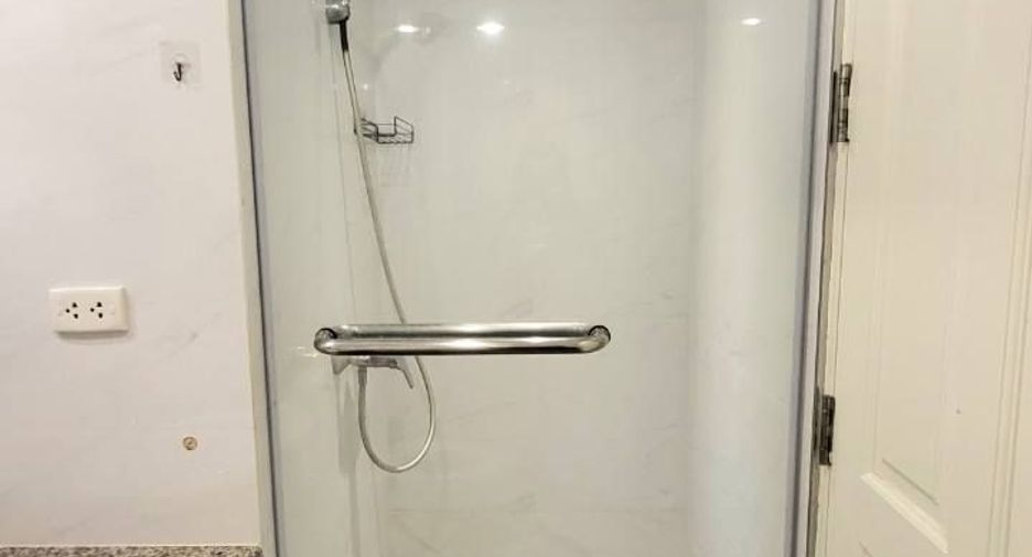 For rent 2 bedrooms condo in Yan Nawa, Bangkok