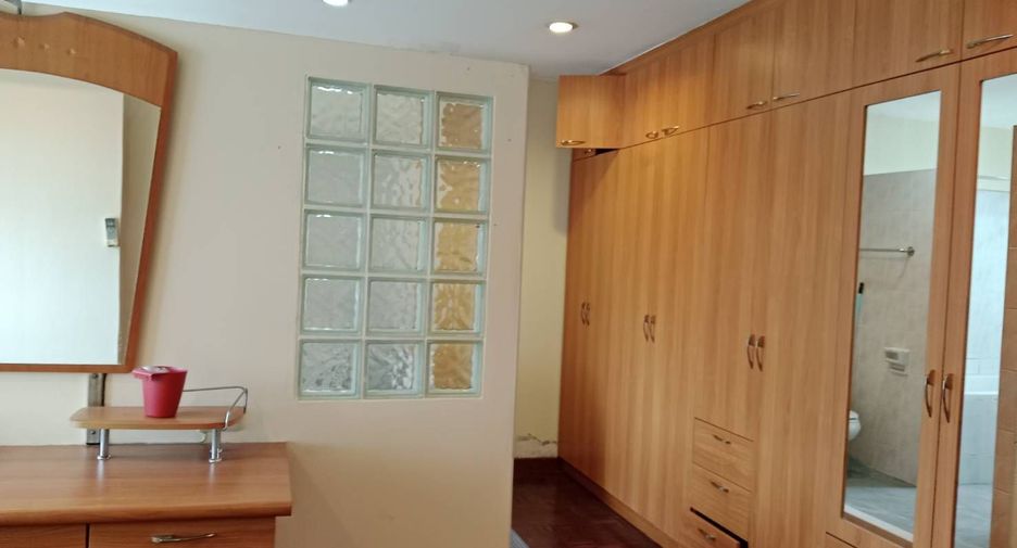 For rent 4 bedrooms condo in Watthana, Bangkok