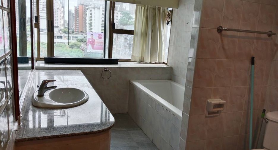 For rent 4 bedrooms condo in Watthana, Bangkok