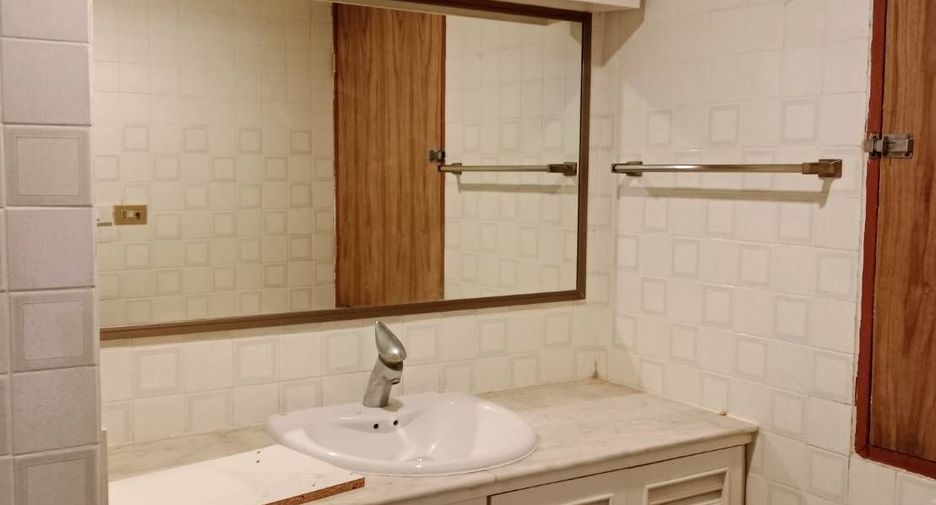 For rent 4 bedrooms condo in Watthana, Bangkok