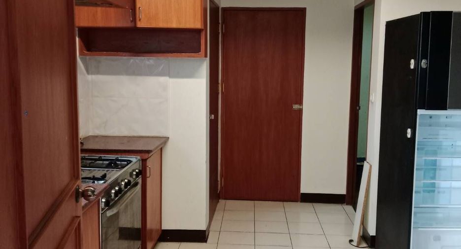 For rent 4 bedrooms condo in Watthana, Bangkok