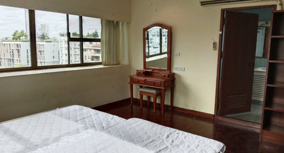 For rent 4 bedrooms condo in Watthana, Bangkok