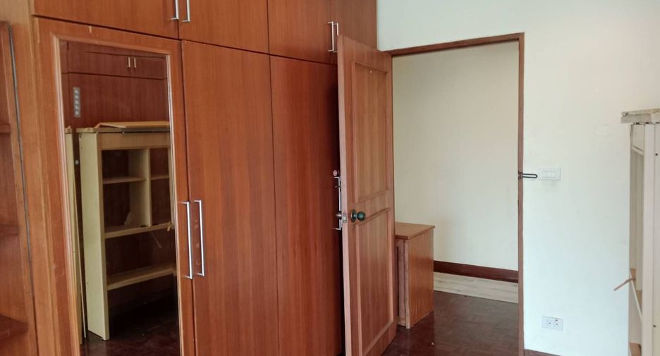 For rent 4 bedrooms condo in Watthana, Bangkok