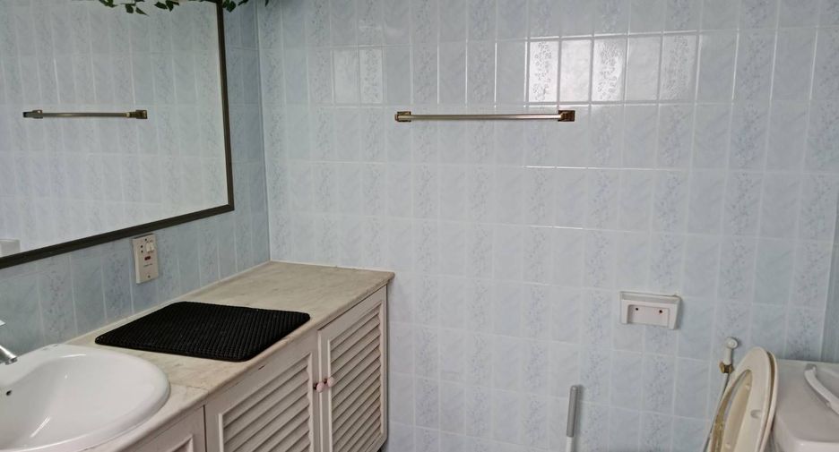 For rent 4 bedrooms condo in Watthana, Bangkok