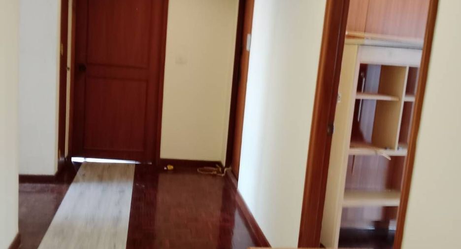 For rent 4 bedrooms condo in Watthana, Bangkok