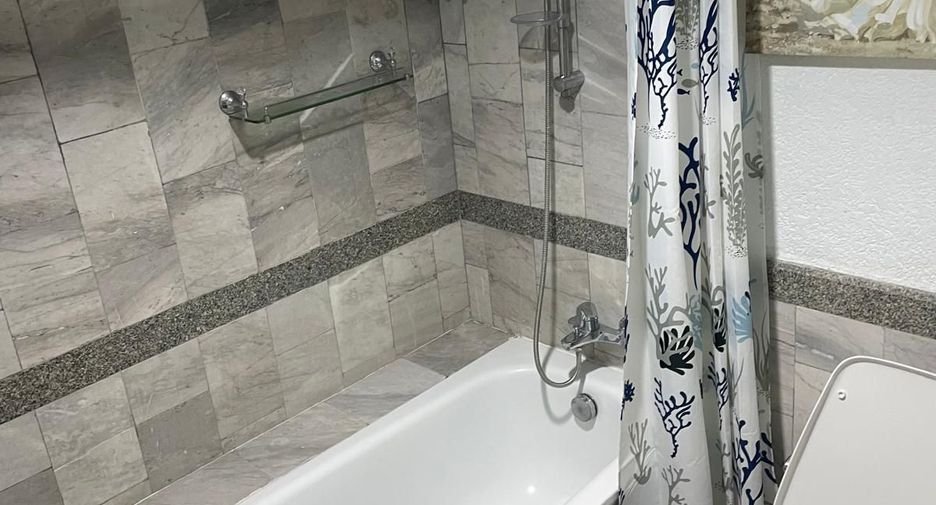 For rent 3 bedrooms condo in Khlong Toei, Bangkok
