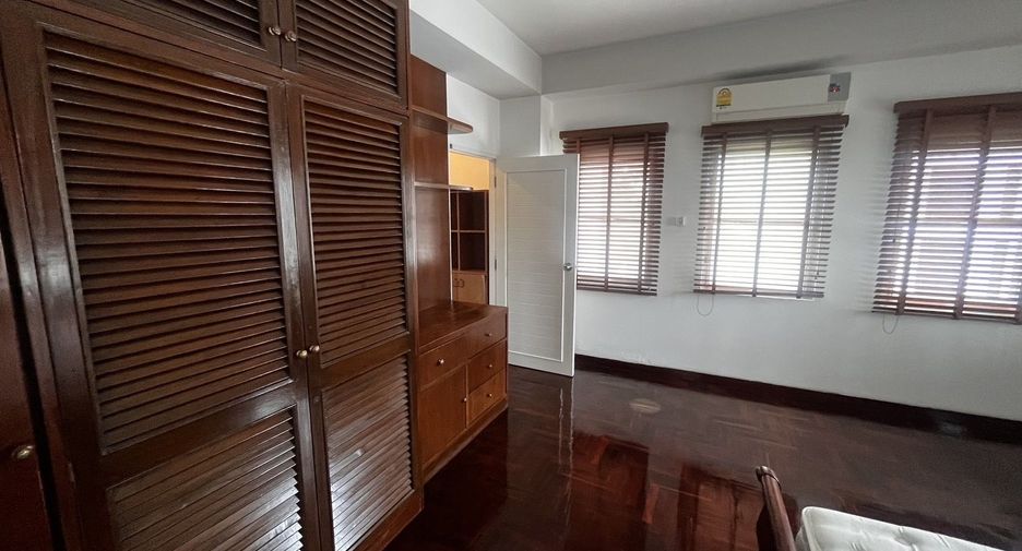 For rent 3 bedrooms apartment in Sathon, Bangkok