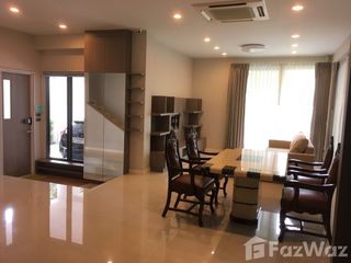 Casa en alquiler de 3 habitaciones en Bang Kapi, Bangkok