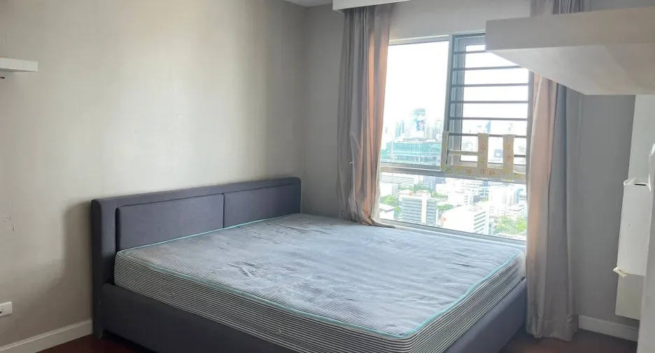 For rent 6 bedrooms condo in Huai Khwang, Bangkok
