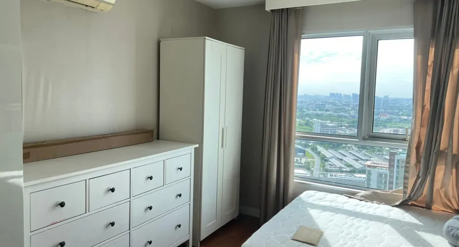 For rent 6 bedrooms condo in Huai Khwang, Bangkok
