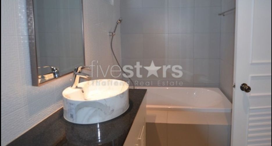 For rent 4 bedrooms condo in Khlong Toei, Bangkok