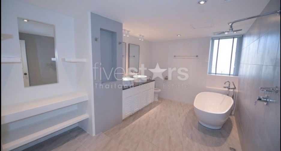 For rent 4 bedrooms condo in Khlong Toei, Bangkok