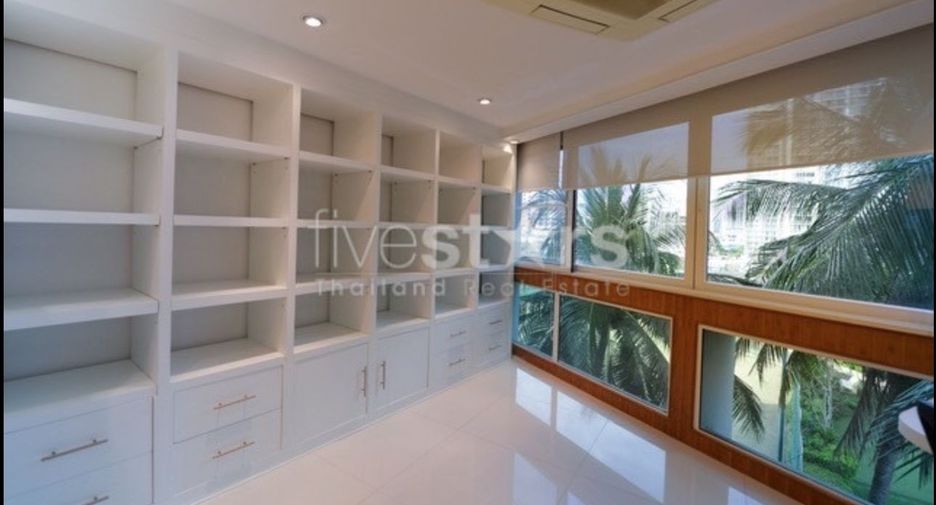 For rent 4 bedrooms condo in Khlong Toei, Bangkok