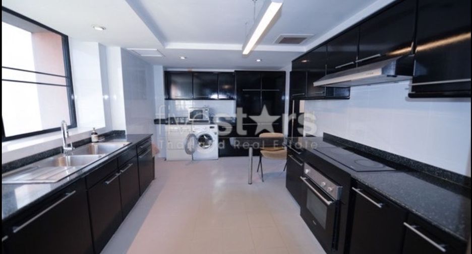 For rent 4 bedrooms condo in Khlong Toei, Bangkok