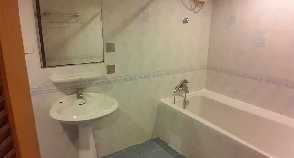 For rent 3 bedrooms condo in Watthana, Bangkok