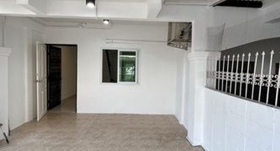For rent 2 bedrooms townhouse in Wang Thonglang, Bangkok