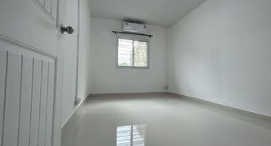For rent 2 bedrooms townhouse in Wang Thonglang, Bangkok