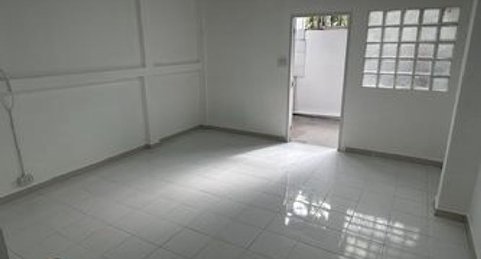 For rent 2 bedrooms townhouse in Wang Thonglang, Bangkok